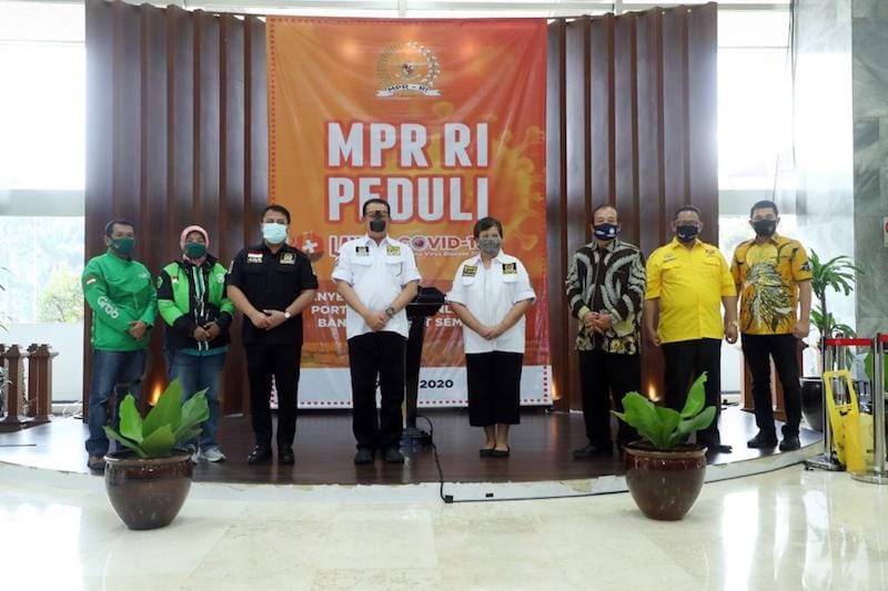 Ketua MPR RI Bagikan Partisi Portable Kepada Ojol