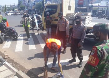 Petugas Tindak 16 Pelanggar di Srengseng Kembangan