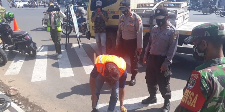 Petugas Tindak 16 Pelanggar di Srengseng Kembangan