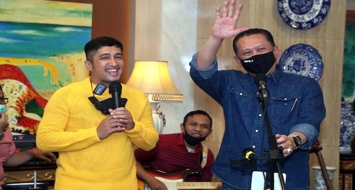 Undi Give Away, Bamsoet-Irfan Hakim Berikan Sepeda Kuning dan Smartphone