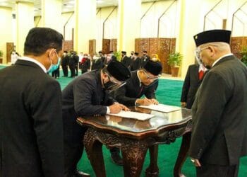 Pelantikan Reydonnyzar Moenek dan Adam Bachtiar Analis Kebijakan Ahli Utama Setjen DPD RI