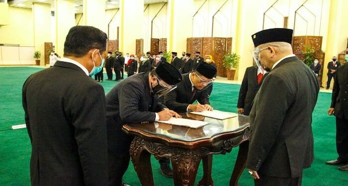 Pelantikan Reydonnyzar Moenek dan Adam Bachtiar Analis Kebijakan Ahli Utama Setjen DPD RI