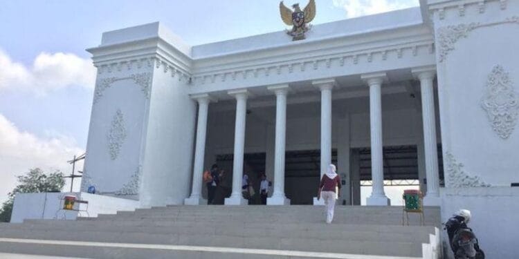 Bangun Kantor Desa Bak Istana Negara, Kritisi Penggunaan Dana Desa