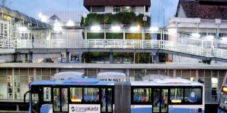 Polda Metro Jaya Terapkan Aturan Prokes di Transportasi Umum