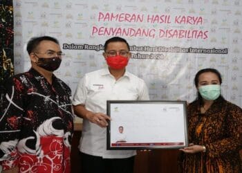 Mensos Borong Kain Batik Ciprat Karya Penyandang Disabilitas