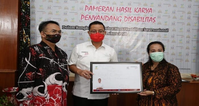 Mensos Borong Kain Batik Ciprat Karya Penyandang Disabilitas