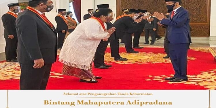 Menteri Siti Nurbaya Terima Bintang Mahaputera Adipradana dari Presiden RI
