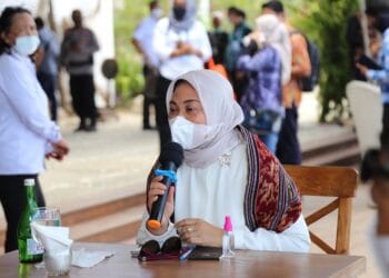 Menaker Bahas Kesiapan SDM Pariwisata dengan PHRI di Labuan Bajo