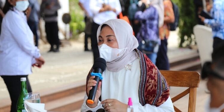 Menaker Bahas Kesiapan SDM Pariwisata dengan PHRI di Labuan Bajo