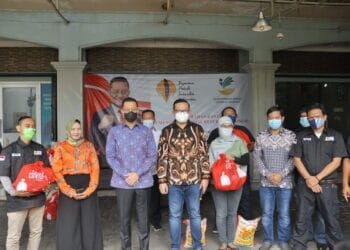 Juliari P Batubara Bersama YPJI Berikan Bansos Kepada Warga Terdampak Covid-19