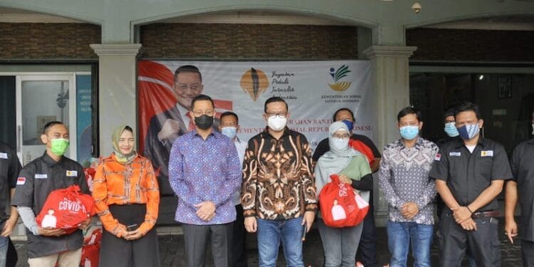 Juliari P Batubara Bersama YPJI Berikan Bansos Kepada Warga Terdampak Covid-19