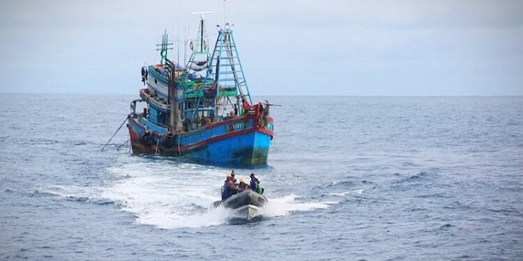 TNI AL Ringkus 7 Kapal Ikan Asing Berbendera Vietnam di Laut Natuna Utara