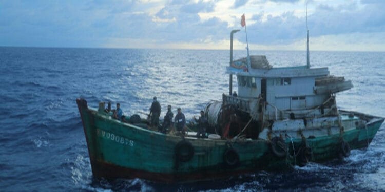Bakamla RI Tangkap Kapal Vietnam Curi Ikan di Natuna Utara