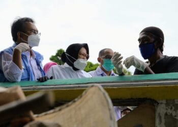 Mensos Risma Blusukan ke Bantaran Kali Temui Pemulung dan Gelandangan