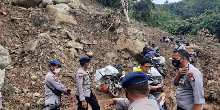 Tinjau Longsor Majene , Kepala BNPB : Jalur Ulumanda Sudah Dapat Dilalui Kendaraan