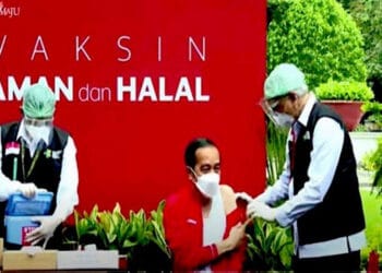 Pakai Jaket Merah, Jokowi Diberi Suntikan Vaksin Covid-19 Dosis Kedua
