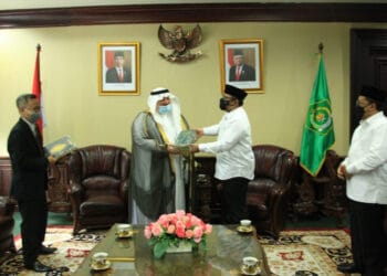 Menag Yaqut Derma Dua Kitab Al-Ibriz kepada Dubes Saudi