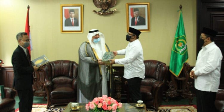 Menag Yaqut Derma Dua Kitab Al-Ibriz kepada Dubes Saudi