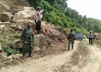 Tim Gabungan Pulihkan Akses Jalan Poros Majene – Mamuju