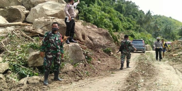 Tim Gabungan Pulihkan Akses Jalan Poros Majene – Mamuju