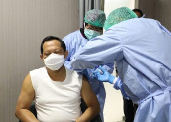 Mendagri Tito Karnvian divaksin Covid-19 Sionavac di RSPAD Gatot Subroto (Foto: Kemendagri)