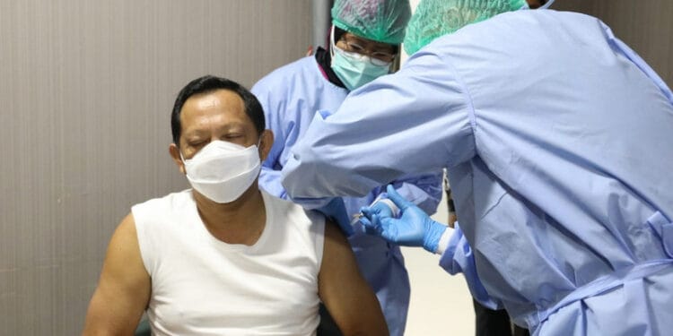 Mendagri Tito Karnvian divaksin Covid-19 Sionavac di RSPAD Gatot Subroto (Foto: Kemendagri)