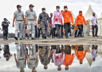 Gunakan Kapal KRI John Lie, Menhub dan Panglima TNI Tinjau Titik Lokasi Jatuhnya Pesawat Sriwijaya Air SJ 182