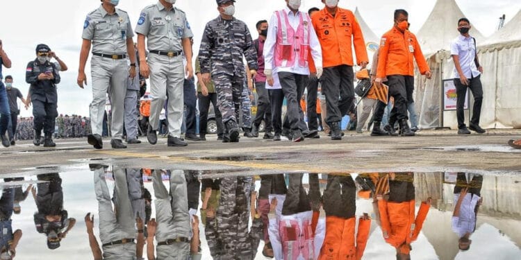 Gunakan Kapal KRI John Lie, Menhub dan Panglima TNI Tinjau Titik Lokasi Jatuhnya Pesawat Sriwijaya Air SJ 182