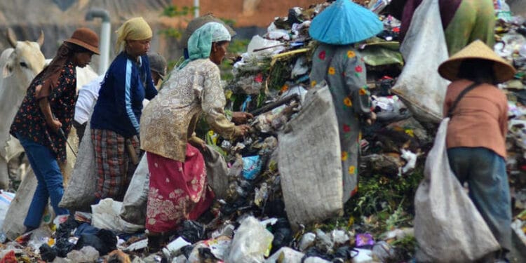Jumlah Penduduk Miskin Indonesia Tembus 27,55 Juta Orang