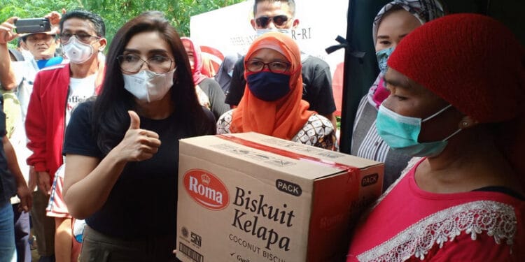 Rieke Diah Pitaloka Blusukan Bantu Korban Banjir di Kabupaten Bekasi