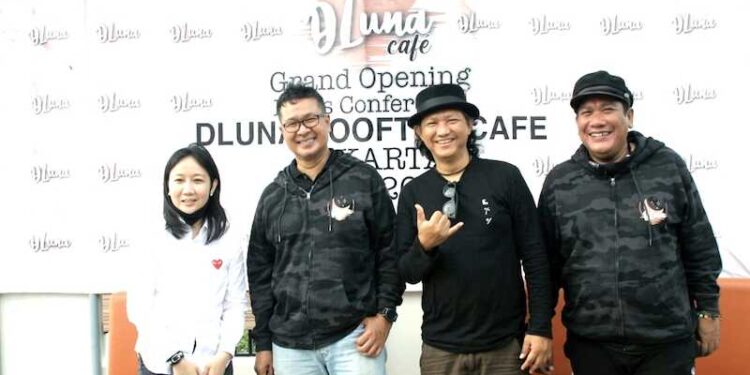 Rooftop D’Luna Cafe ‘Rendevous Sang Rembulan’ dengan Komunitas Musik dan Para Backpacker