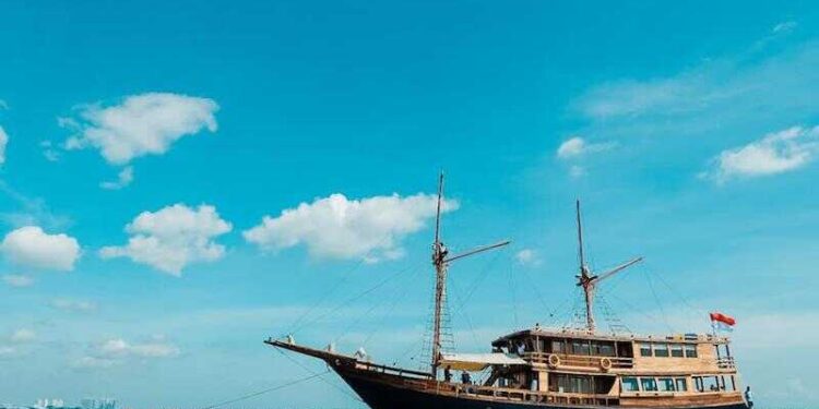Wisata Baru Kepulauan Seribu : Kapal Agustine Phinisi