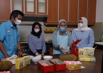 Launching Program ‘Cuan Yuk!’, Partai Gelora Beri Pelatihan Cara Membuat Bolu Cempedak