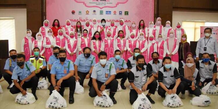 Persaudaraan Istri Anggota (PIA) DPR RI kembali berbagi di komplek Rumah Jabatan Anggota (RJA)