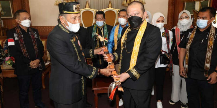 Kunjungi Kesultanan Kukar, Ketua DPD RI Perjuangkan Hari Kebudayaan dan Kongres Raja Nusantara