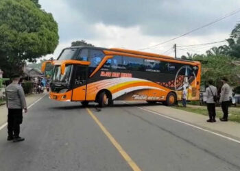 Satgas Covid-19 Polres Muaro Jambi Putar Balik 3 Bus dan 1 Mobil Pribadi