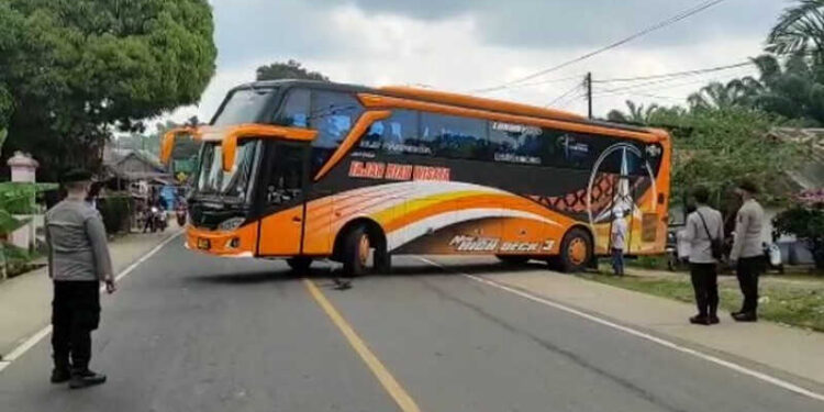 Satgas Covid-19 Polres Muaro Jambi Putar Balik 3 Bus dan 1 Mobil Pribadi