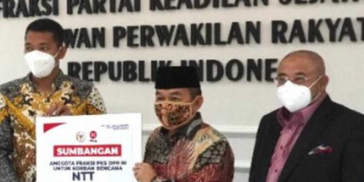 Fraksi PKS Serahkan Bantuan Secara Simbolis kepada Korban Bencana di NTT dan NTB