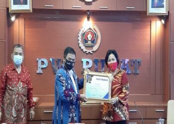 PWI Jaya Award Untuk Sri Andini dan Wiluyo Kusdwiharto