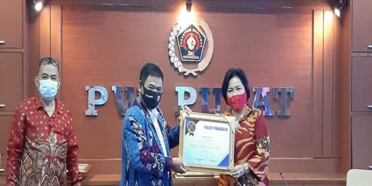 PWI Jaya Award Untuk Sri Andini dan Wiluyo Kusdwiharto