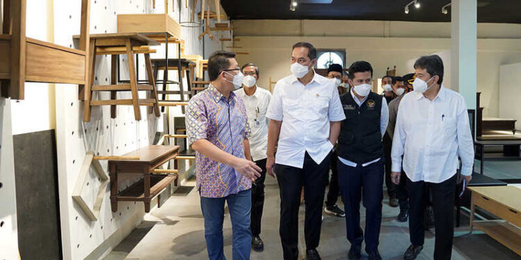 Dukung Peningkatan Ekspor Furnitur, Mendag Lutfi Kunjungi PT Integra Indocabinet