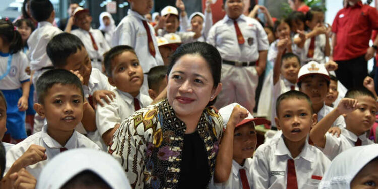 Peringatan Hardiknas, Puan Minta Kemendikbud Ristek Cermati Angka Putus Sekolah dan Efektivitas PJJ
