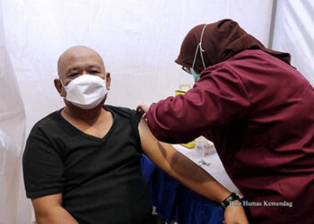 Dukung Program Vaksinasi Nasional, Mendag dan Menkes Tinjau Pelaksanaan Vaksinasi Covid-19 Tahap 1 di Kemendag