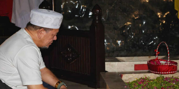 LaNyalla Nyekar ke Makam Bung Karno