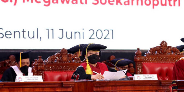 Megawati Ucapkan Terima Kasih ke Prabowo dan Nadiem Atas Gelar Profesor Kehormatan