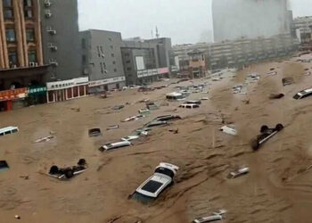 China Dilanda Banjir Besar, Jalan Raya Jadi Sungai, Kereta Bawah Tanah Terendam, Ribuan Mobil Tergenang
