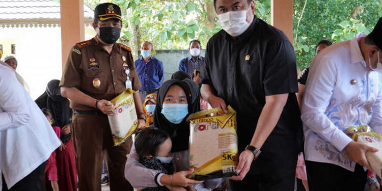 Tekan Angka Stunting di Bone Bolango, Rachmat Gobel Salurkan Beras Fortivit