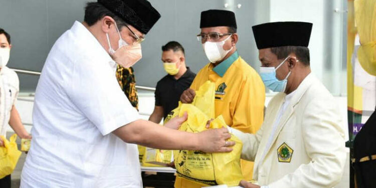 Golkar Bagikan Tiga Ribu Paket Sembako dan Daging Kurban