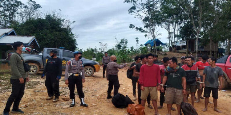 Polda Jambi Amankan 17 Pelaku Pengeboran Sumur Minyak Ilegal di Sarolangun