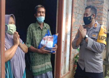 Door to Door, Kapolres Muaro Jambi Bagikan Sembako ke Masyarakat Terdampak Covid-19